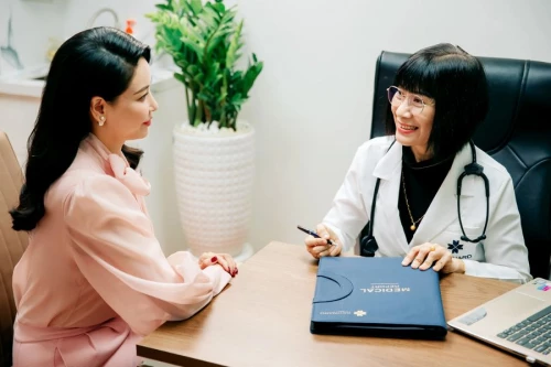 Thầy thuốc ưu tú - Bác sĩ chuyên khoa II Hồ Thị Hồng: “Chiến binh thực chiến” trên mảng nóng tầm soát ung thư, bệnh lý mạch máu…